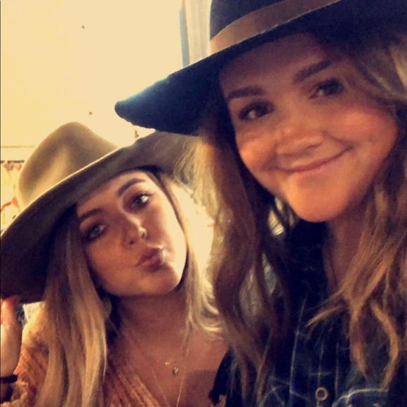 Meet your Posher, Mary kate - Picture 1 of 1